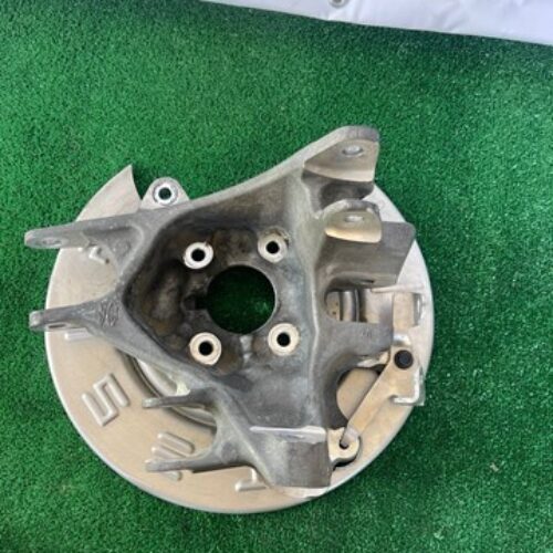 Цапфа (поворотный кулак) задний левый