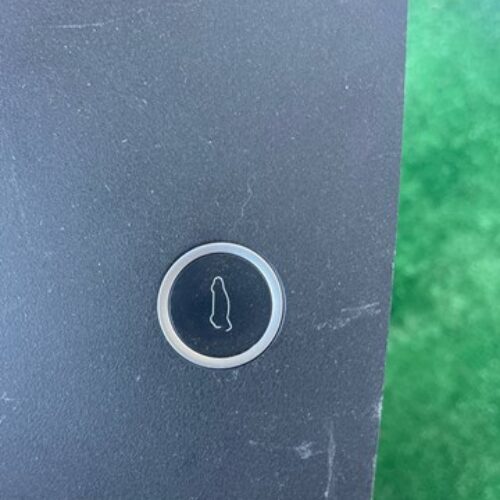 Кнопка закриття дверей багажника tesla model x