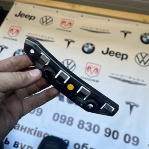 Лівий кронштейн переднего бампера