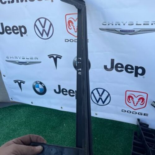 Ущільнювач скла дверей задніх лівих (m3)