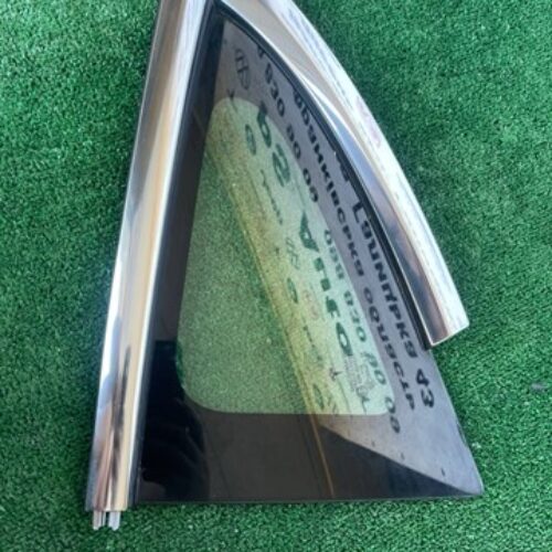 Форточка глухе скло задня ліва tesla model 3 18-20 хром обрамлення, вигорів хром