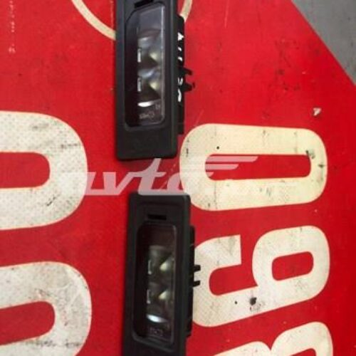 Фонарь подсветки заднего номерного знака Наша Авторозбірка пропонує запчастини до Passat CC B7-B8 USA,Jetta MK7 USA, Jeep Dodge Chrysler BMW : капоти, бампера, крила, оптика, airbag, стійки, ступиці, підшипники, рульове управління, системи кондиціювання, радіатори та інше. За наявність і більш детальнішу інформацію телефонуйте за номером +380988309009 є Viber Оригінал Відправка Новою Поштою. Івано-Франківськ